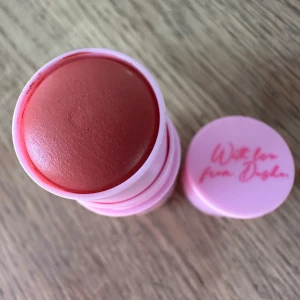 Blush Coral Crush från DAAR använt 2 tillfällen  - Krämrouge i nyansen Coral Crush från DAAR. Kommer i en praktisk stickförpackning med rosa hylsa och lock. Perfekt för att ge kinderna en fräsch och naturlig glöd. Tillverkad i Italien och innehåller 8g produkt. Använt 2 tillfällen , fint bevarat 