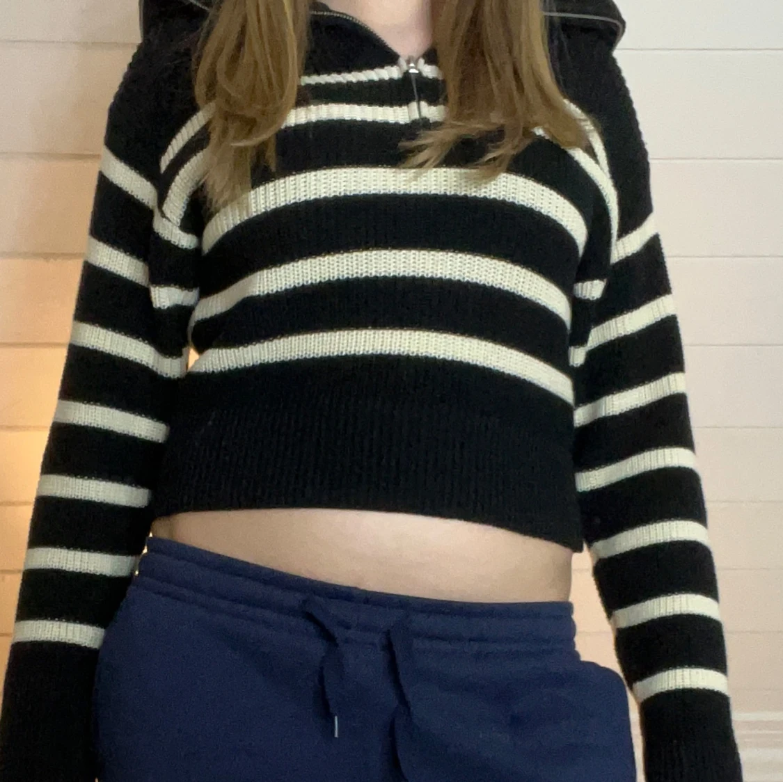 Svart och vit randig stickad tröja - 1