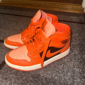 Orange Nike Air Jordan 1 Mid - Snygga orange/svart Nike Air Jordans. Stl 36,5, eller UK 3,5 