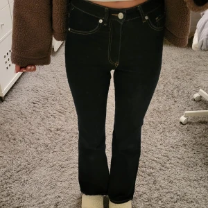 Mörkblå jeans - Jag säljer ett par mörkblå jeans med medelhög midja från h&m!🩷 Jeansen har inga skador eller missfärgningar, använt ett fåtal gånger!🩷 Färgen ser ni tydligare på sista bilden🩷