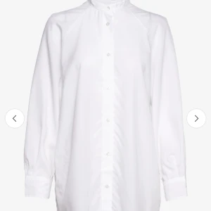 Vit långärmad skjorta Filippa K  - Säljer en klassisk vit långärmad skjorta med knappar framtill. Skjortan är tillverkad a100% lyocell  och har en stilren design som passar perfekt för olika tillfällen. Ny med prislapp på kostar 1900 kr. Finns på Boozt. Modellen heter Oril. Oversize modell. 
