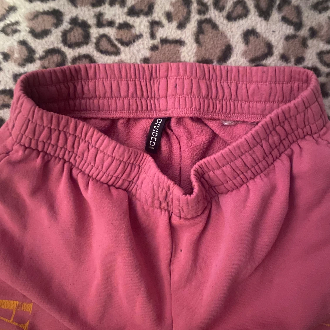 Rosa mjukisbyxor med Nirvana-tryck - 3