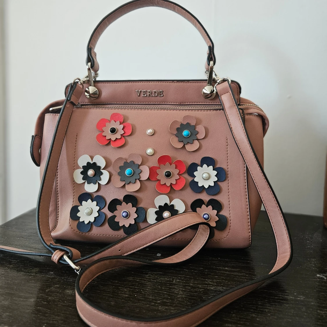 Beige axelväska med blommor från Verde