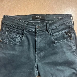 Mörkblåa jeans från Replay - Snygga mörkblåa jeans från Replay med en klassisk femficksdesign. De har en knappgylf och är tillverkade i ett stretchigt material för extra komfort. Perfekta för en stilren look.