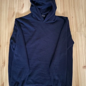 merinoull&kashmir blend från Oscar Jacobsn - Säljer en stilren mörkblå kashmir&merinoull hoodie från Oscar Jacobson. Den har en klassisk design och en bekväm huva. Perfekt för en avslappnad look. Tröjan funkar perfekt året runt! Om 