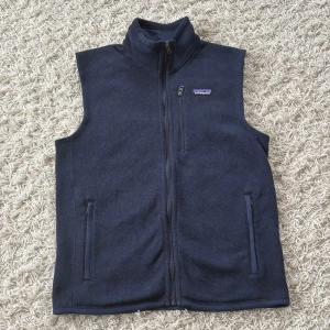 Patagonia väst - Snygg blå patagonia fleece väst i storlek M. Den är i toppskick utan några tecken på användning. Skriv vid funderingar!