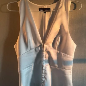 Väst från Zara - Superfin väst från Zara! Andra bilden ser man den ända defekten som finns💞Men inget som man tänker på!