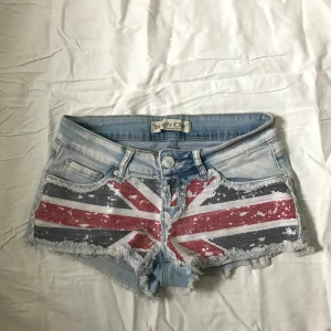 Ljusblå lågmidjade jeansshorts  - Snygga ljusblå lågmidjade jeansshorts från Simply Chic! Det är perfekta till sommaren. Midjemåttet är 34cm. De är i superskick, tveka inte vid frågor 🤪💕