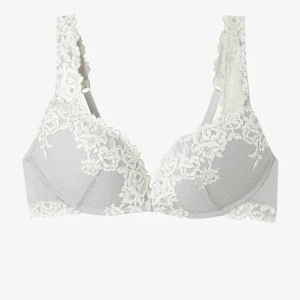 Grå bh med spetsdetaljer - Super fin bh, knappt använd. Säljer då den är för liten för mig💘pris kan diskuteras!