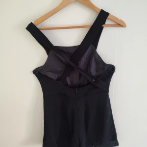 Svart Byxdress  - Svart Byxdress storlek 38, skulle säga att det är mer som en 36. 