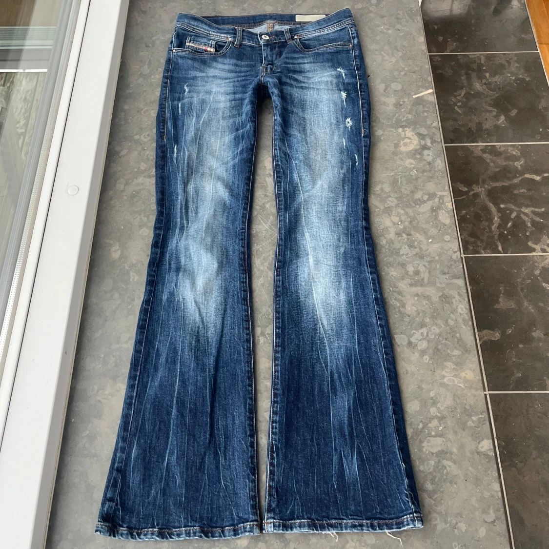 Disel bootcut jeans med slitningar  - 3