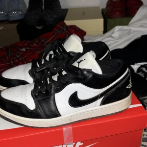 Nike Air Jordans1 panda - Snygga Nike Air Jordans i klassisk svart och vit färgkombination. Skorna är lite slitna men annars är dom i ganska så bra skick. Dessa är köpta för 1900 från hypeboost.
