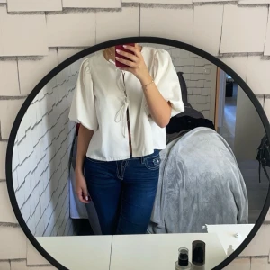 Vit blus - Super fin vit blus från Gina tricot, använd ca 3 ggr💗Är i storlek L men skulle säga att den sitter som en S/M, har själv xs/s i tröjor, så den är lite mer overzied.