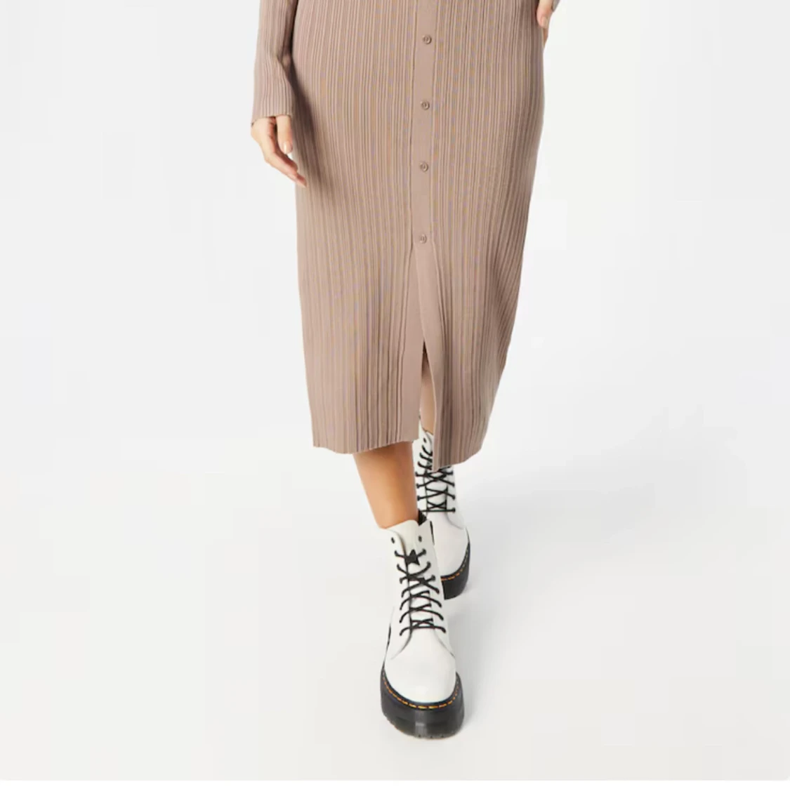  Ribbad klänning från Neo Noir i färgen Taupe - 4