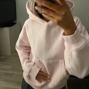 Ljusrosa hoodie från 157 - Mysig ljusrosa hoodie från 157 med en stor ficka framtill och en bekväm huva. Perfekt för en avslappnad stil. Passar bra till jeans eller leggings. 💖