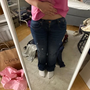 Low waist jeans från lbt  - Snygga blå jeans med bootcut Från lbt. Säljer för de är för små. Storlek 27💗💗💗