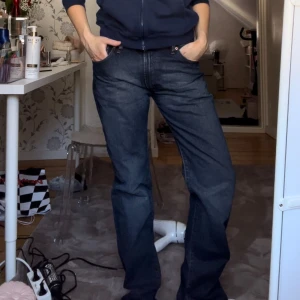Mörkblå diesel  jeans - Snygga mörkblå jeans. Har en lite mer ” loose” rak modell. Passar en S, jag är 170cm för referens 💙