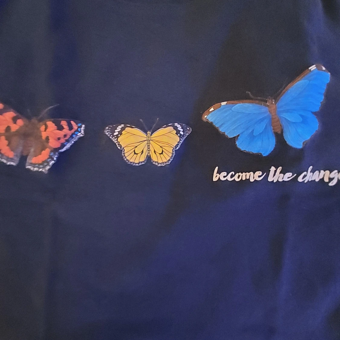 Mörkblå t-shirt med fjärilar från FB Sister - 3