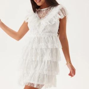 Studentklänning - Säljer nu min superfina studentklänning från bubbleroom, Litzy frill dress🌸Inga fläckar eller andra anmärkningar. Nypris 799kr