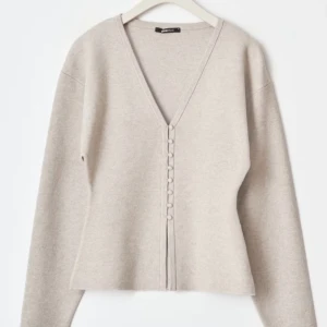 Beige Gina kofta  - Andvänd Max 2 gånger, säljer pågrund av att den ej kommer till användning❤️