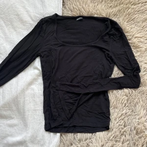 Svart topp med slit - GinaTricots ”soft touch jersey top”. Väldigt mjukt och skönt material.