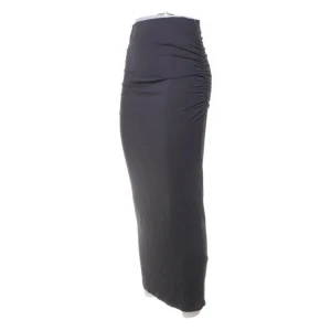Grå långkjol - Grå långkjol med rynkad detalj på sidan. Kjolen har en tight passform som framhäver figuren och är perfekt för en stilren look.