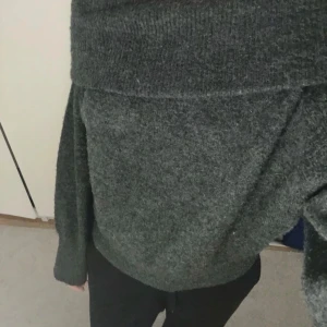 Mörkgrå offshoulder tröja - Säljer en mysig mörkgrå offshoulder tröja med långa ärmar från hm. Inga defekter förutom lite nopprig men det syns inte för den är mörk