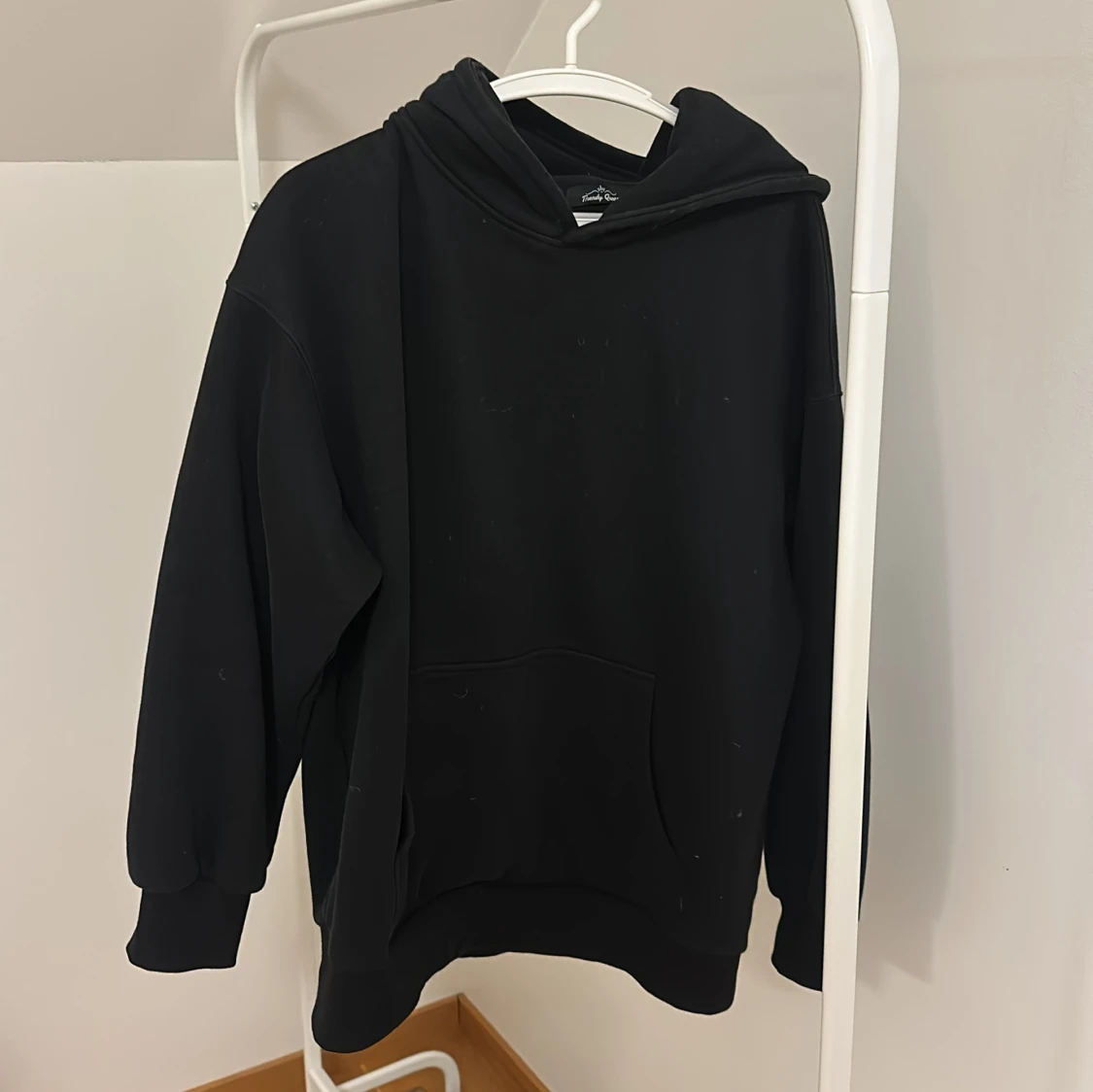 Svart hoodie från Trendy Queen