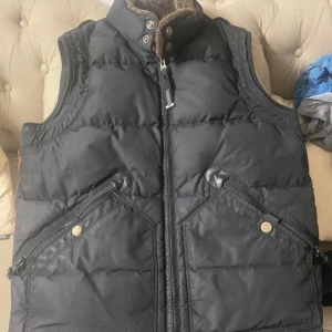 Parajumpers väst Kobuk - Säljer en skit fräsch PJS kobuk i storlek L. Mycket sällsynt och slutsåld 