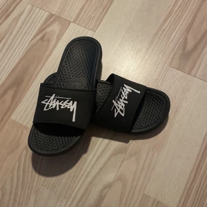 Svarta tofflor från Stussy X Benassi - Sällsynta stussy tofflor som jag köpte på drop. Använt några gånger. Går att diskutera pris