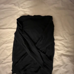 Svart långärmad tröja från 157 - Väldigt stor storlek passar även till 152. Säljer en enkel och stilren svart långärmad tröja från 157. Perfekt för en avslappnad look. Tröjan har en rund halsringning och är tillverkad i ett mjukt material.