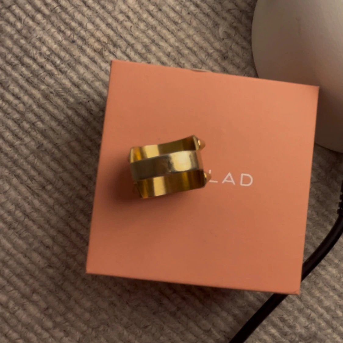 Guldfärgad ring med nitar - 2