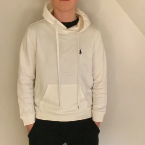 Vit hoodie från Ralph Lauren - Säljer en oanvänd vit hoodie från Ralph Lauren för att den inte passar mig. Modellen i bilden är en 173cm lång grabb. Passar perfekt med Jeans och även med mjukisbyxor. 