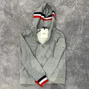 Moncler zip - Säljer min moncler zip då den var för liten för mig. Det är strl M men sitter mer som S. Tröjan är helt oanvänd och helt nyskick. Priset går att diskutera vid snabb affär. Hör av er vid fler bilder🙌🏽