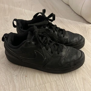 Svarta sneakers från Nike - Fraktar endast genom PostNord! Lite slitna! Nypris ca 700kr
