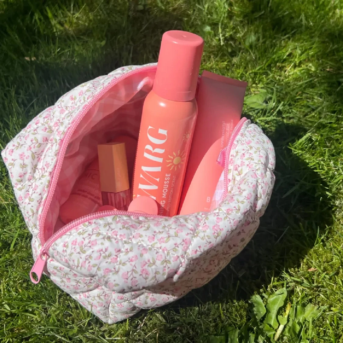 Blommig quiltad necessär