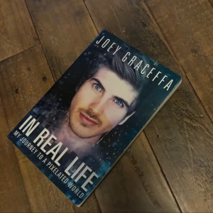 In Real Life: My Journey to a Pixelated World - Boken 'In Real Life: My Journey to a Pixelated World' av Joey Graceffa erbjuder en inblick i hans liv och karriär. Den täcker hans resa från en vanlig kille till en känd YouTuber och influencer. Perfekt för fans av sociala medier och personliga berättelser.