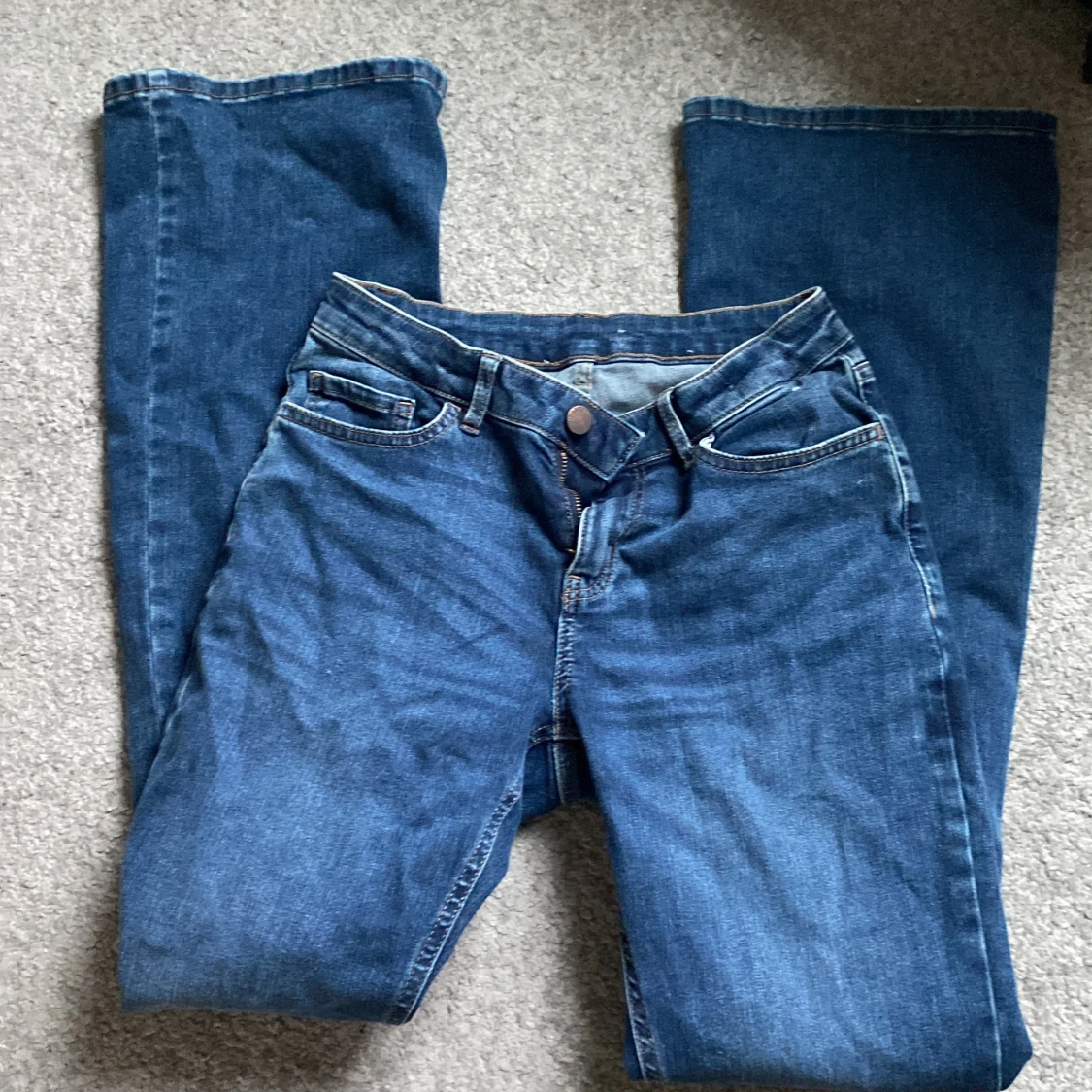 Blåa botcut jeans