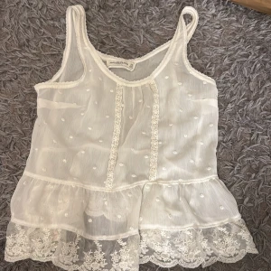 Vit spetslinne  -  Ett sött vitt spetslinne från abercrombie & fitch
