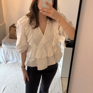 Sötaste vita blusen - Perfekt till sommarmiddagar mm. I perfekt skick från NA-KD och helt slutsåld❤️‍🩹❤️‍🩹