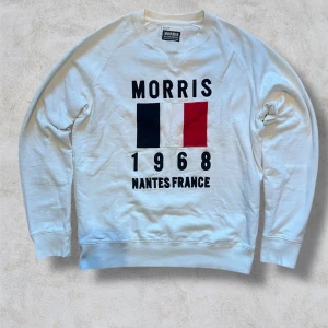 Morris tröja  - En skit snygg och extremt stilren tröja av märket Morris i fantastisk skick. Även fast tröjan är vit så har den inga fläckar eller defekter och jag rekommenderar starkt till att köpa. Hör gärna av er med frågor och kolla gärna in mina andra annonser, man får ett bra bundle deal om man köper mer än ett plagg🤩🤩🤩🤩