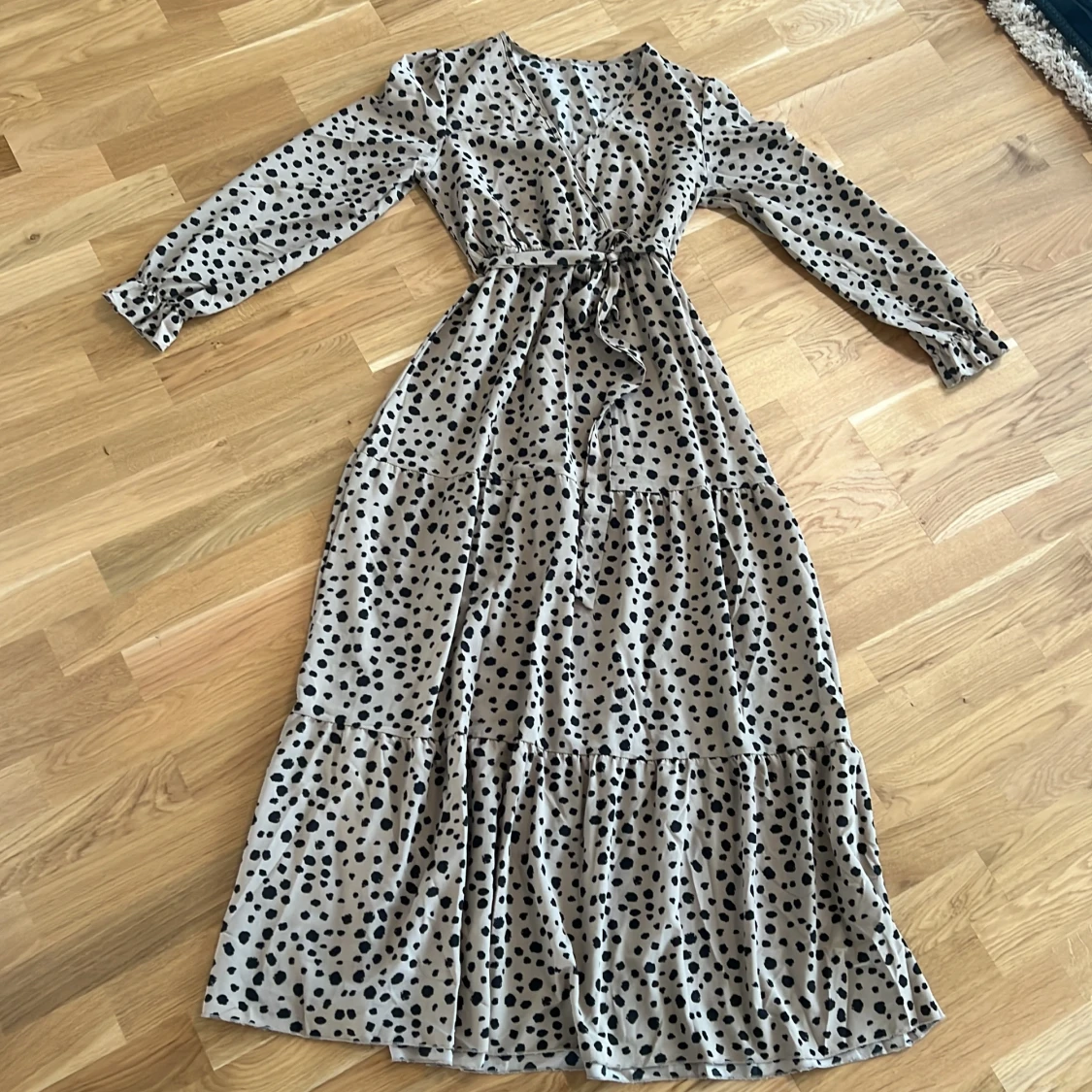 Beige prickig långklänning