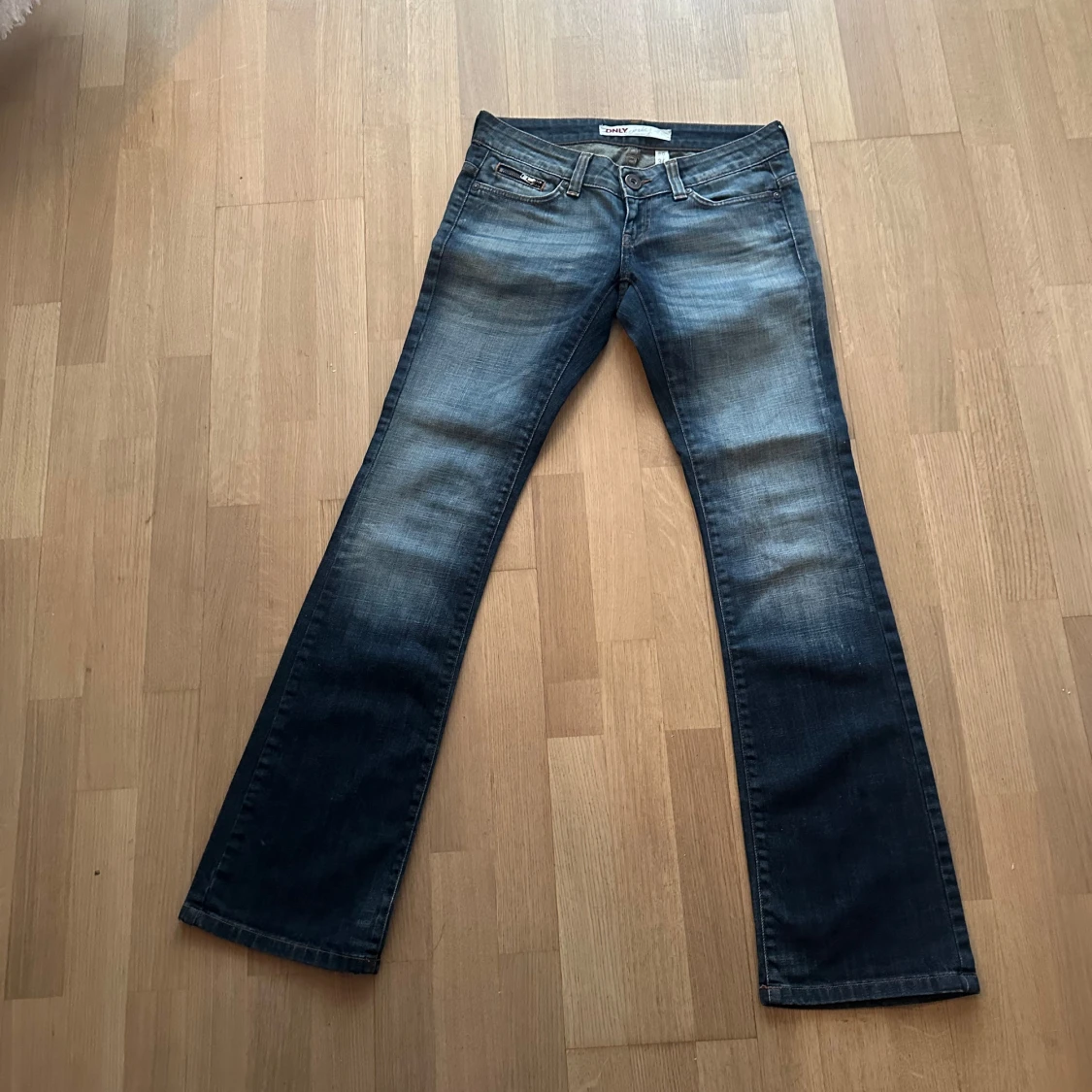 Blå bootcut low waist jeans från Only
