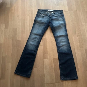 Blå bootcut low waist jeans från Only  - Snygga blå bootcut jeans LOW WAIST. De har en lätt tvättad look som ger dem en cool vintagekänsla. Nyskick stl 28/32 