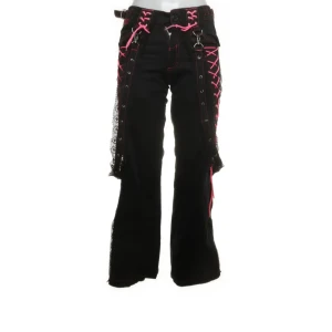 Svarta byxor med rosa snörning - Byxor med rosa sömmar och snören. Ganska små i storleken 