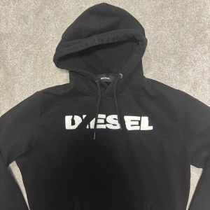 Diesel Hoodie - Tja! Säljer denna riktigt feta svarta hoodie från Diesel, väldigt rare! Hoodien är i finfint skick, inga defekter! Size M passar även S. Skriv vid frågor! 