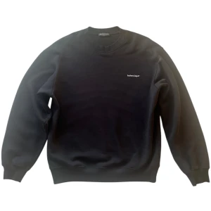 Balenciaga Small Contrast Logo Crewneck - Svart tröja från Balenciaga med deras logga tryckt på bröstet och en rundhalsad krage.