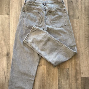 Grå baggy jeans - Snygga grå baggy jeans från ASOS Design.