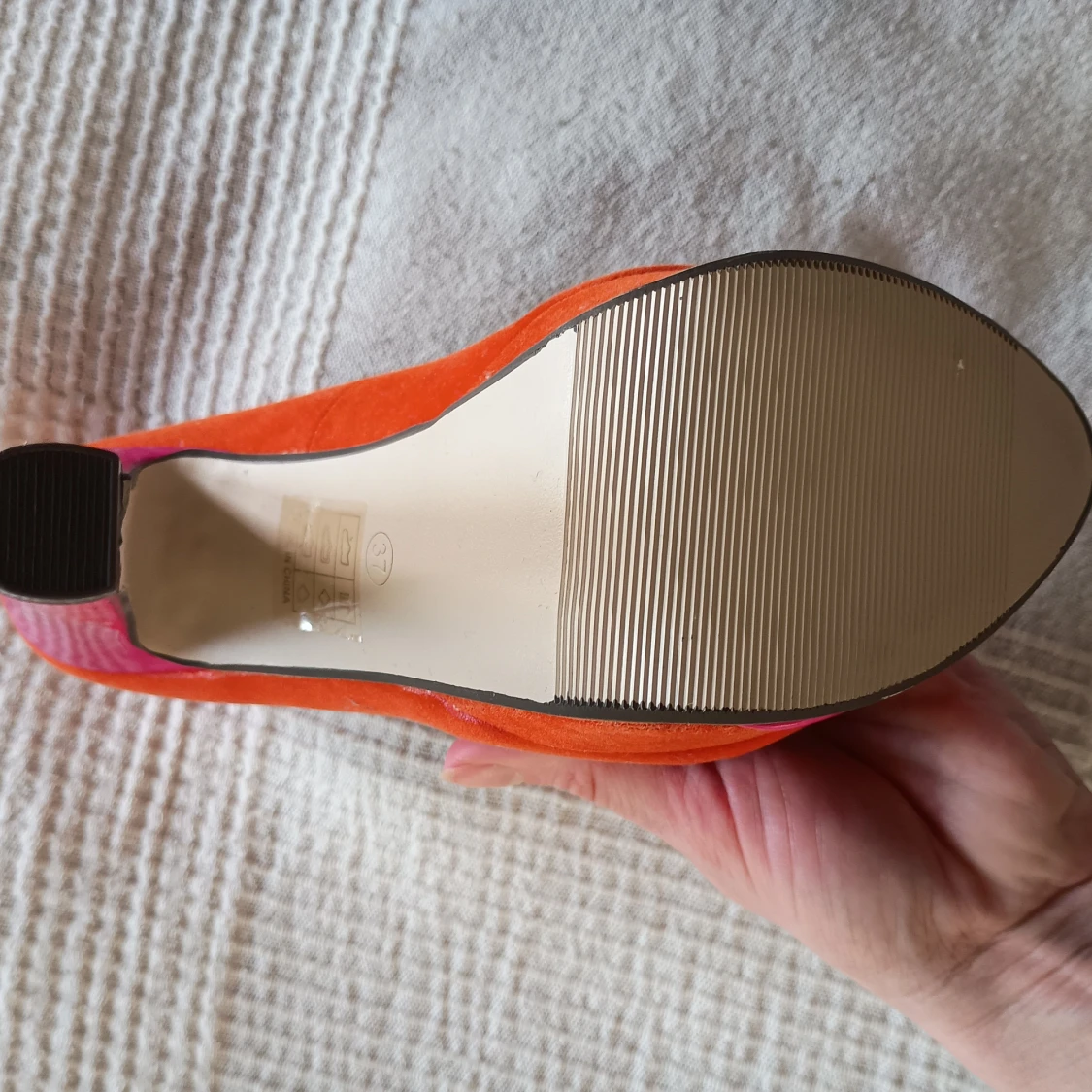 Orange och rosa pumps med hög klack. - 1