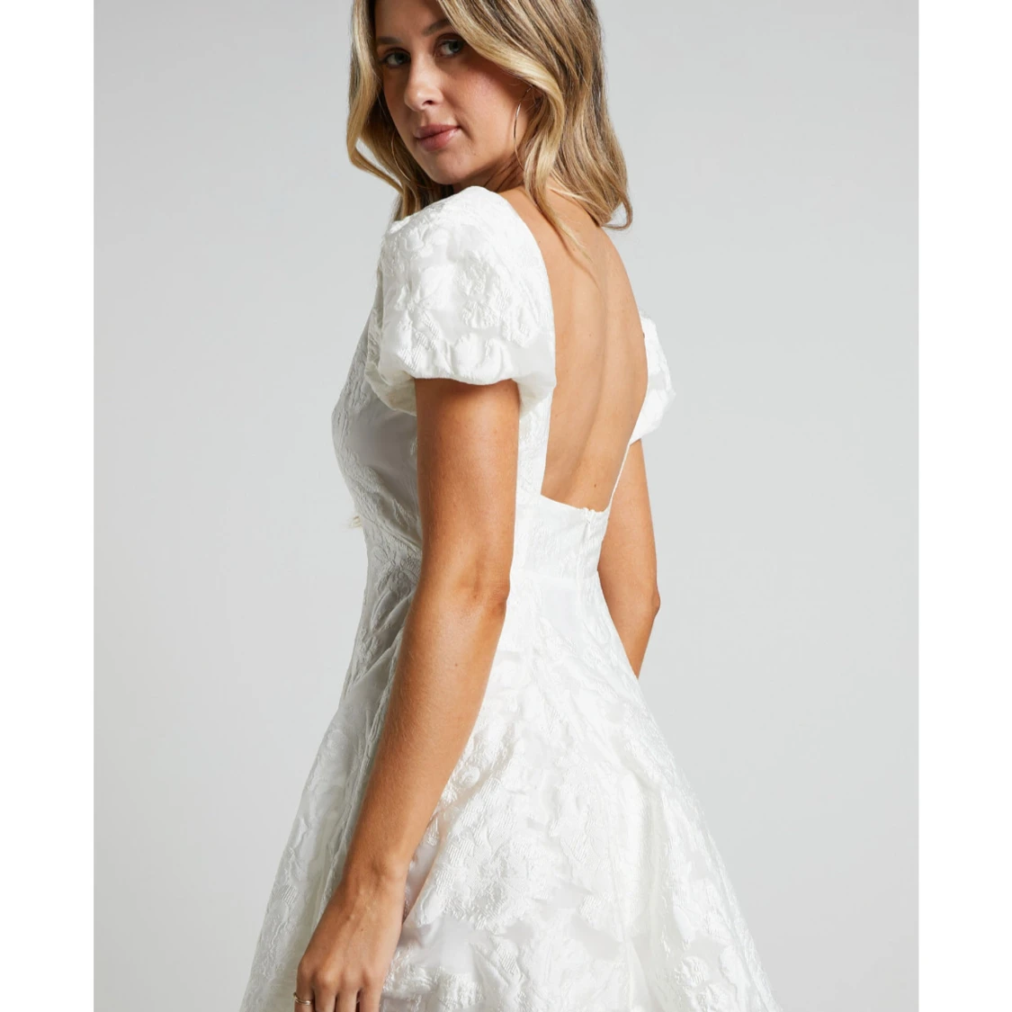 HELT NY klänning med puffärmar från Showpo - 1